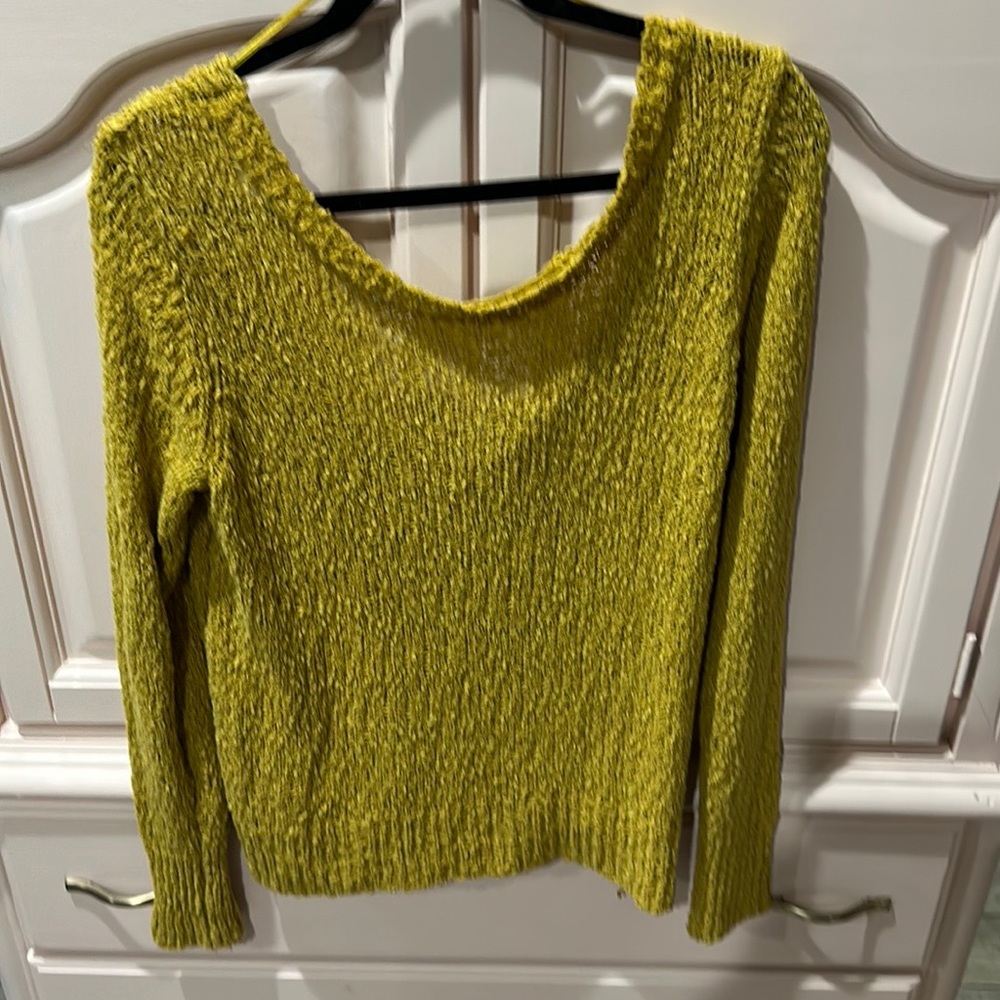 LOW BACK SWEATER